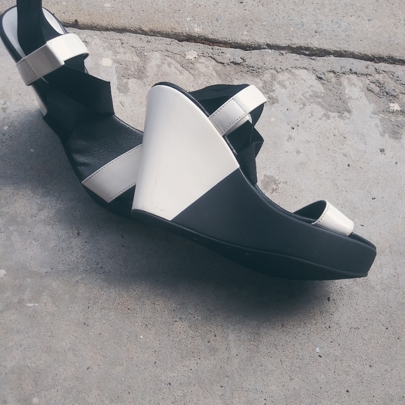 Lot of shoes or will sell individual - Picture 3 of 7